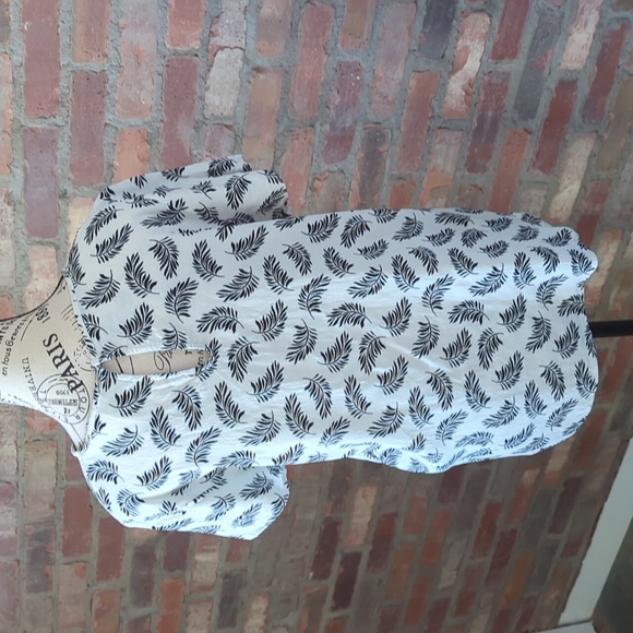 Short sleeve print crepe top. - Picture 3 of 5